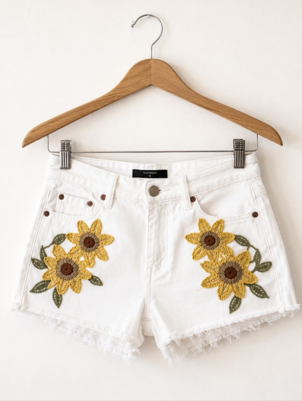BLANKNYC The Reeve High Rise Ribcage Shorts 25 White Sunflower Embroidered